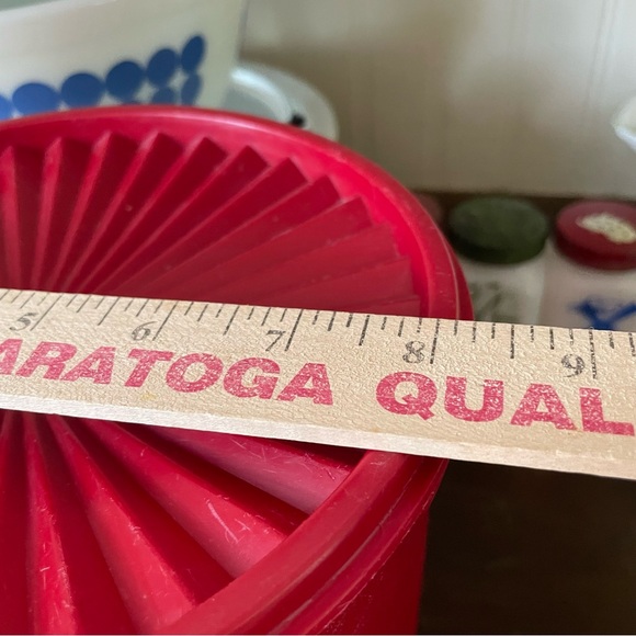 Vintage Retro Red Tupperware Tulip Quilt Servalier Canister❤️🍪 - Picture 10 of 10